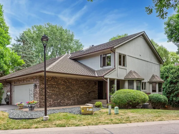 1136 Hollybrook Dr, Wayzata, MN 55391