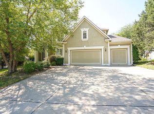6265 NW Forest Dr, Parkville, MO 64152
