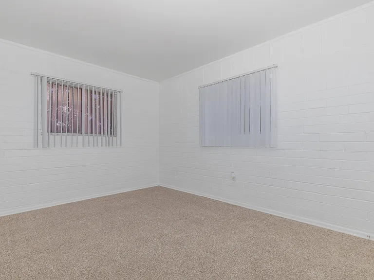 Country Club Apartments — Photo 8