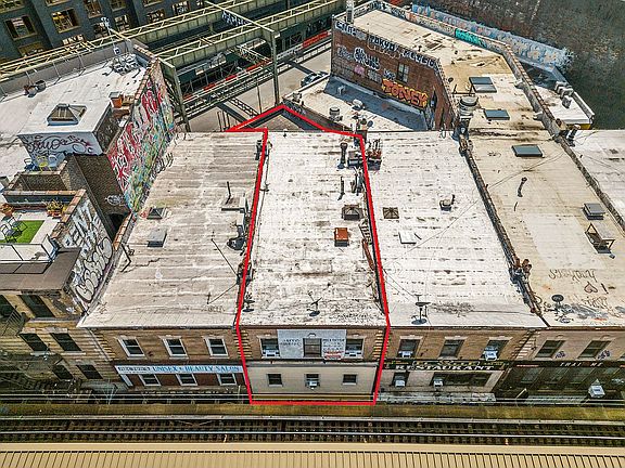 3rd image of 922 Broadway