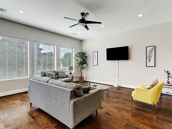 2nd image of 3015 Gillespie St