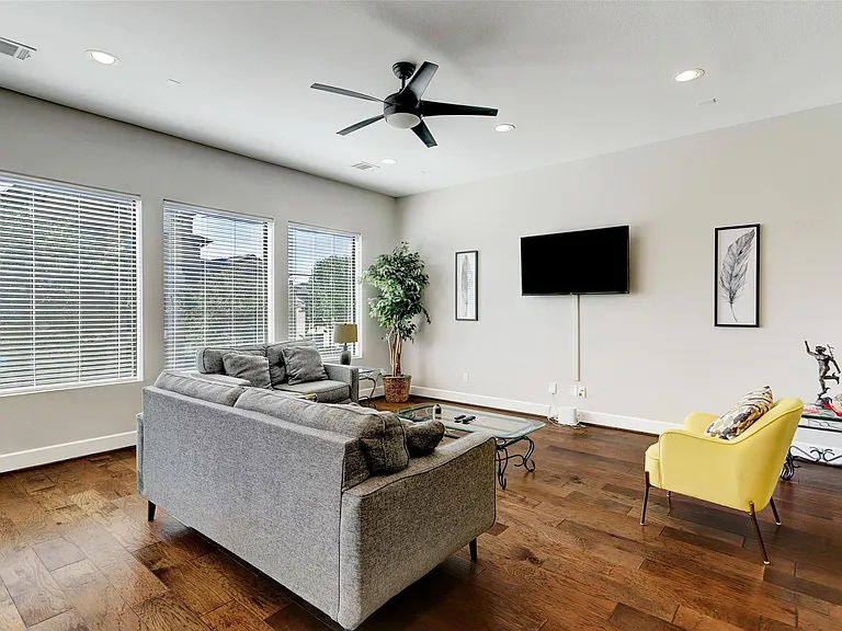 3015 Gillespie St — Photo 2