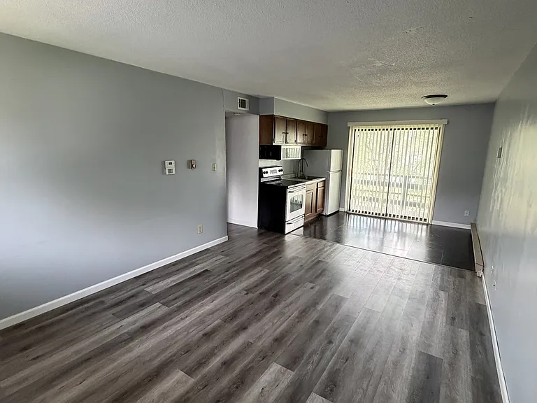 1004 S College St #8 — Photo 1