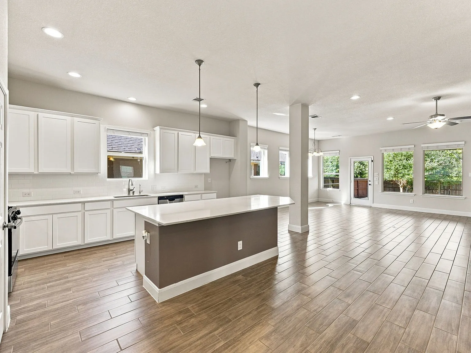 3 bed, 2756 sqft, $2,600 — Photo 2