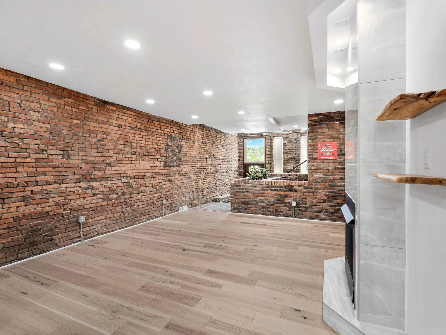 4 bed, 2.5 bath, 2500 sqft, $2,950 — Photo 3