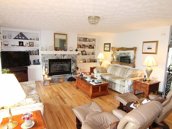 2nd image of 168 Oakview St