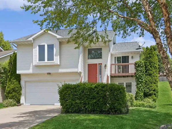 1743 Parkway Dr, Coralville, IA 52241