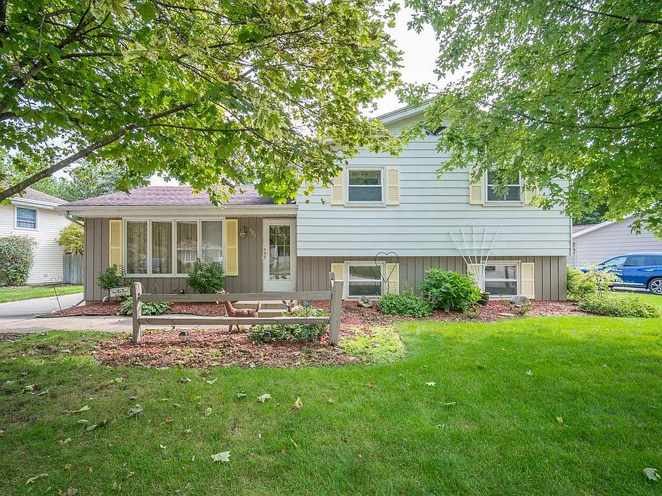 1st image of 821 Sandy Acre Dr