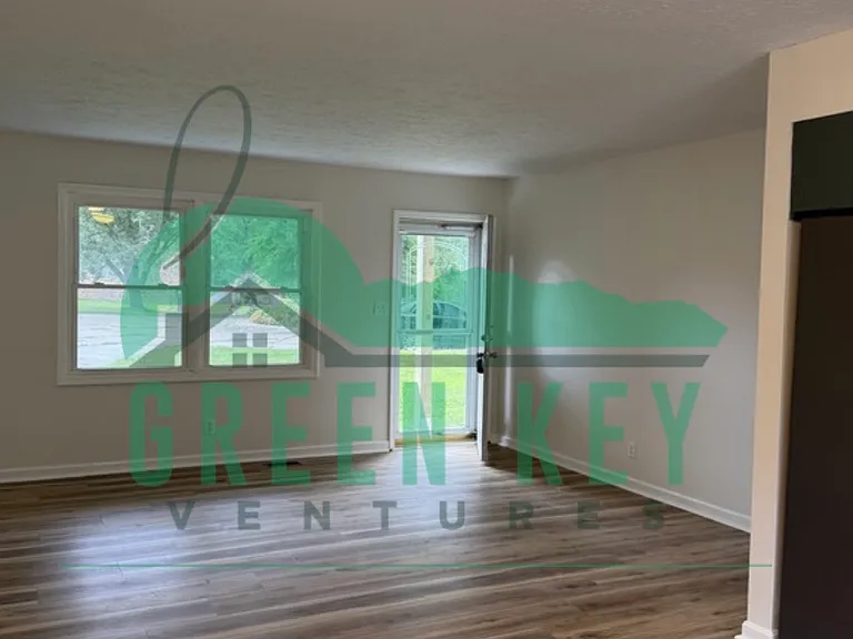 6866 Maple Heights Dr — Photo 8