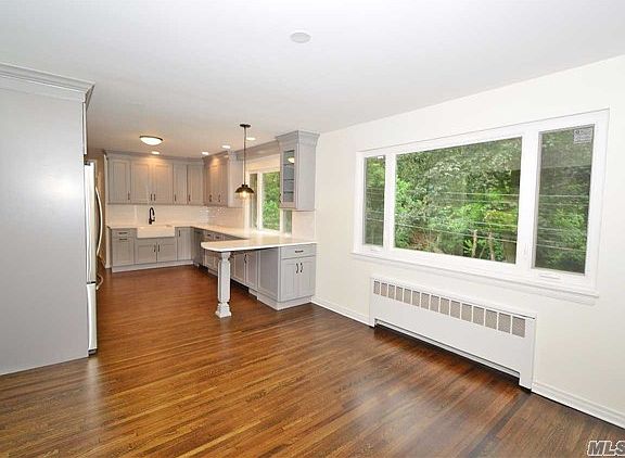 3rd image of 16 Jeanette Dr