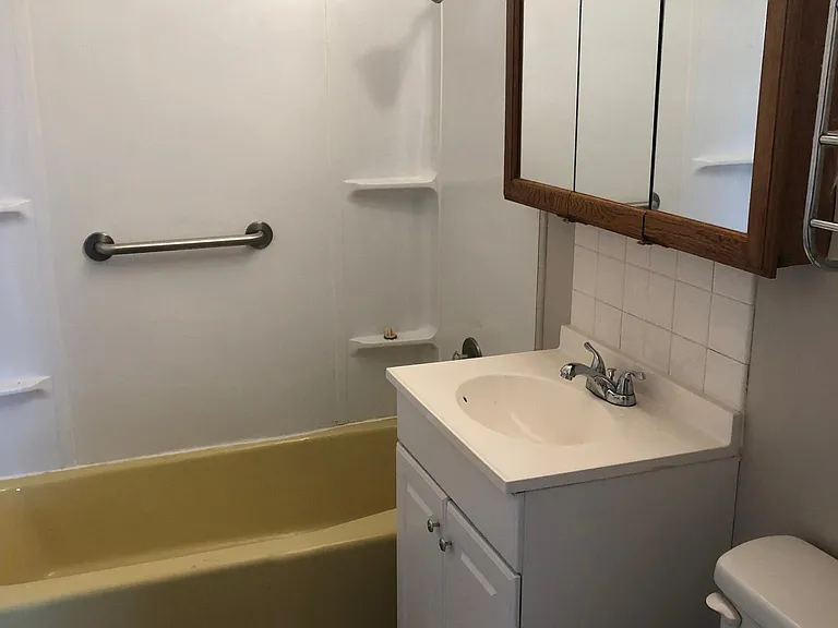 Lovely, clean, fully remodeled bathroom!