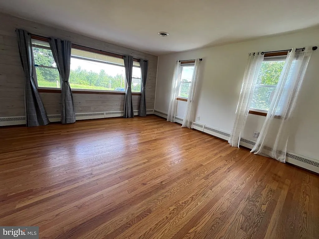 4 bed, 2.0 bath, 2400 sqft, $3,000 — Photo 4