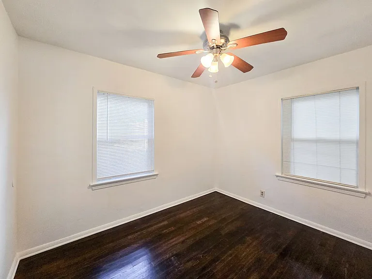 1610 Grismer Ave — Photo 10