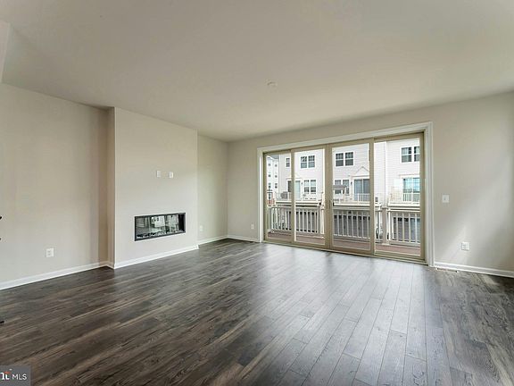 5th image of 711 Sawback Sq NE