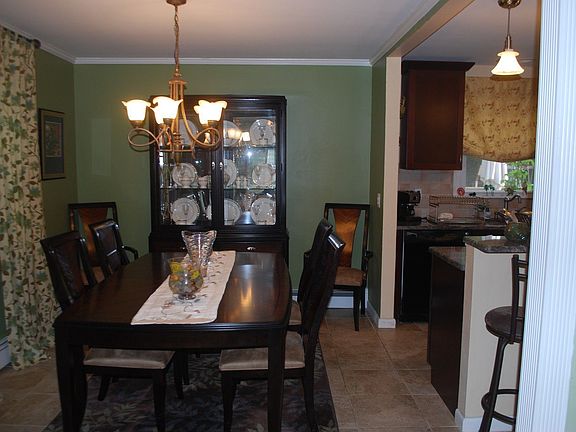 4th image of 9 Valerie Ln