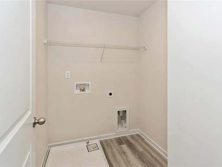 668 Mackenzie Cv — Photo 29