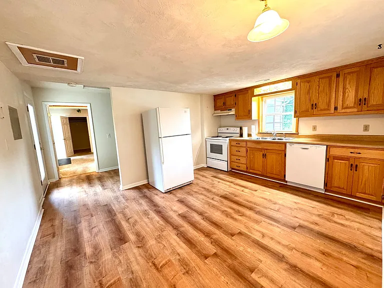 506 E Riverside Dr — Photo 8