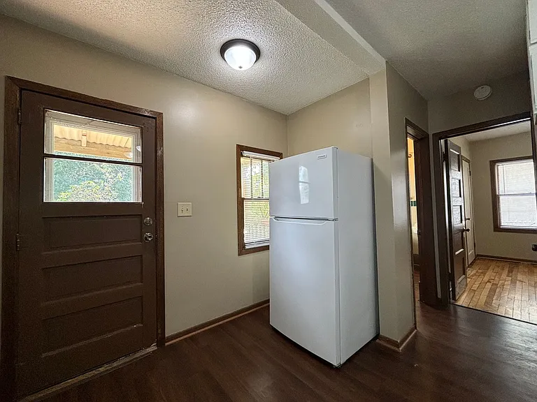 1068 Hatch Ave — Photo 2