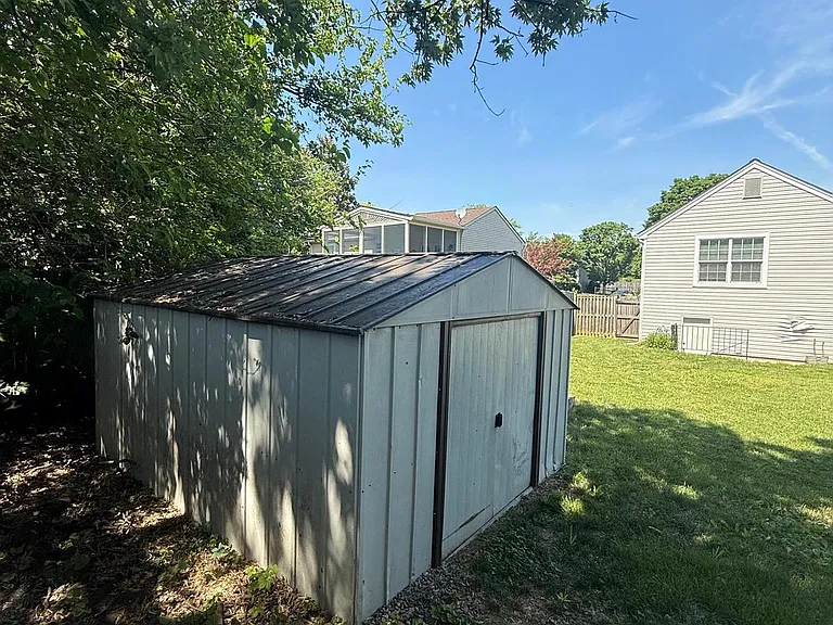 805 London Ct — Photo 32