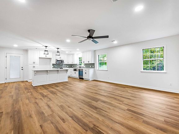 5th image of 942 Spring Valley Rd