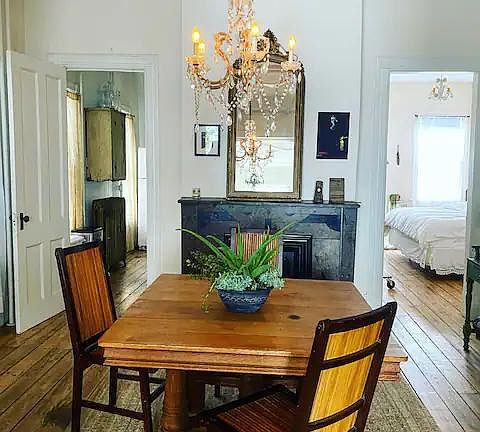 Dining room (the table has 2 leafs to seat 6 ppl)