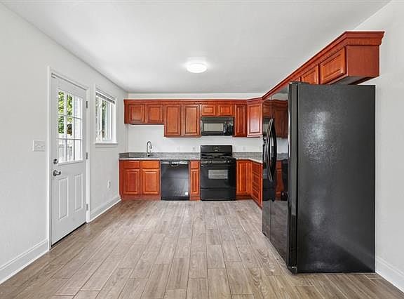 5th image of 512 Arnold Ave
