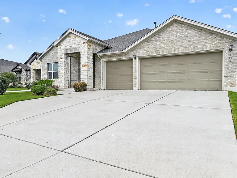 104 Joseph Hawkins Ln — Photo 3