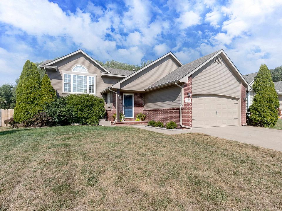 1st image of 323 Oakmont Ct