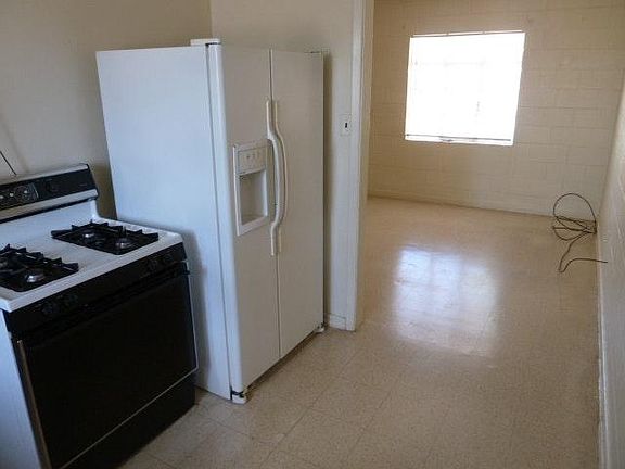 3rd image of 914 Walnut Dr APT C