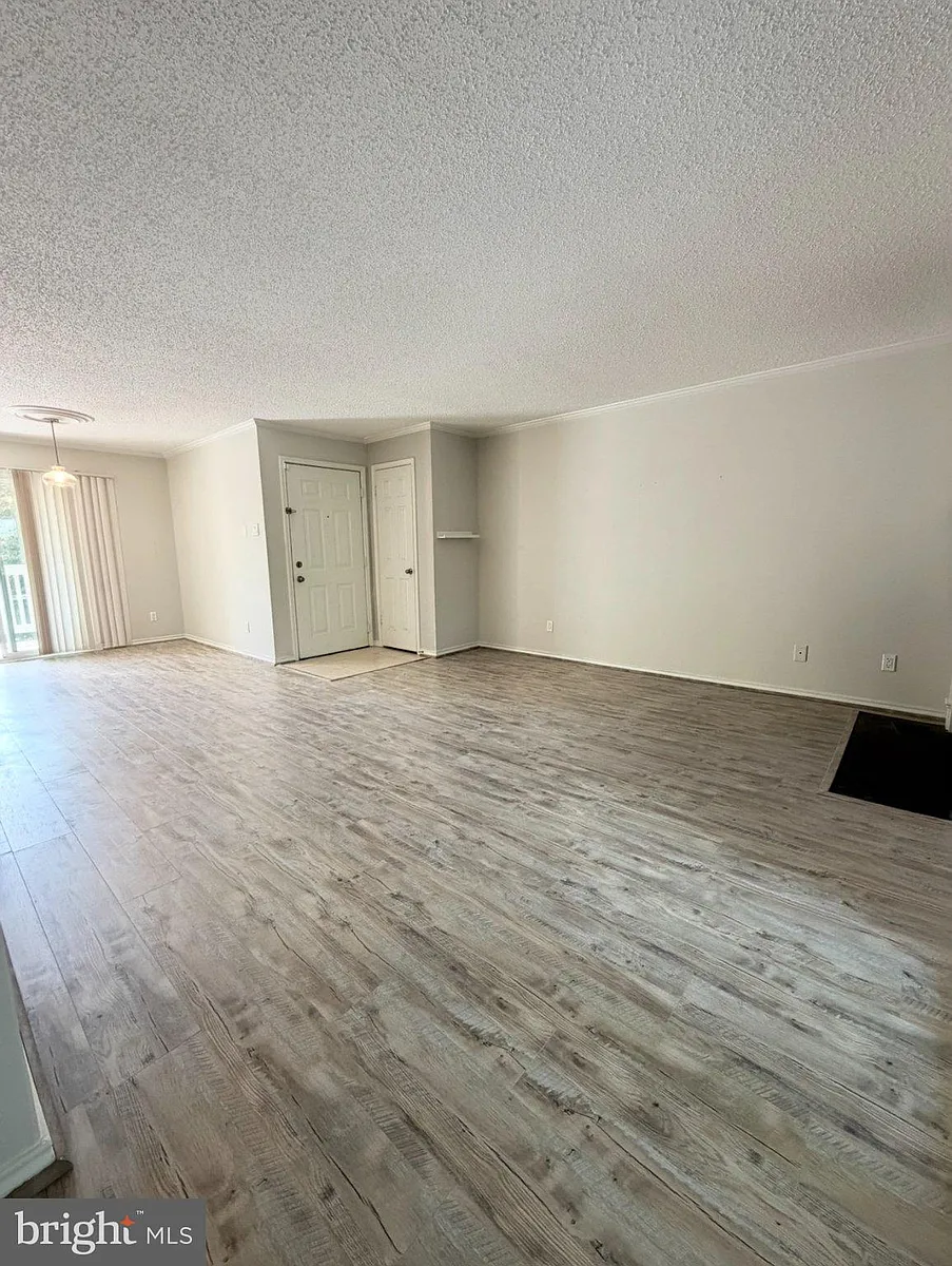 Building Photo - 1541 Lincoln Way #204