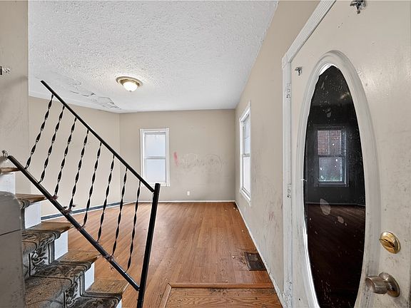 5th image of 205 Rita St