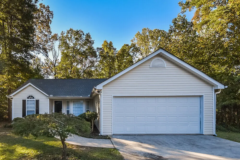 3 bed, 2.0 bath, 1571 sqft, $1,915 — Photo 1
