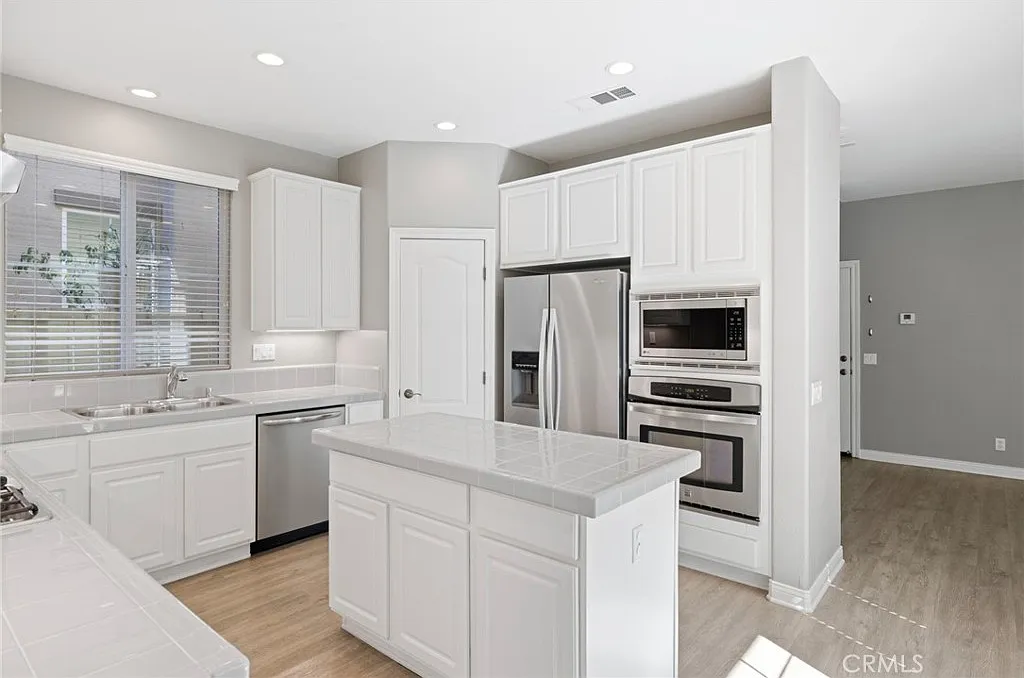 3 bed, 3.0 bath, 2113 sqft, $5,500 — Photo 3