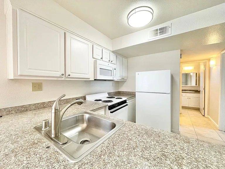 1619 G Street — Photo 16