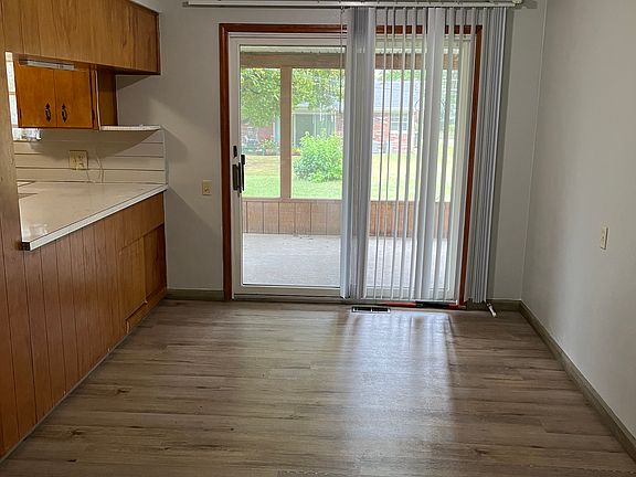5th image of 28 Debra Dr