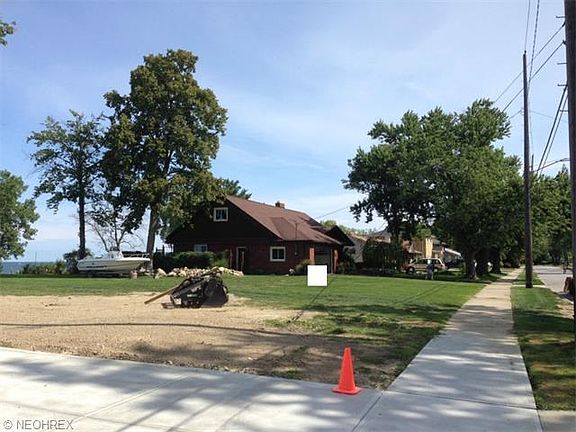 4th image of Cresthaven Dr