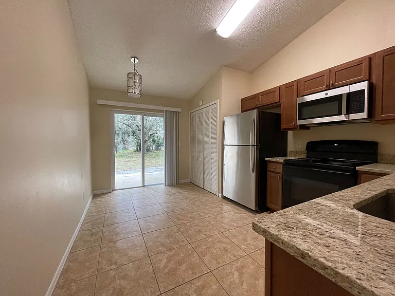 2612 Adela Ave — Photo 4
