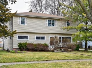 638 W James St, Villa Park, IL 60181