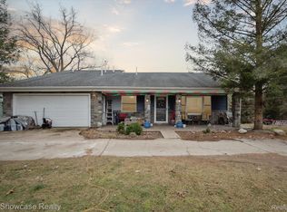 2600 Marine Dr, Pinckney, MI 48169