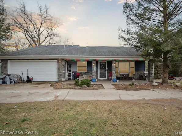 2600 Marine Dr, Pinckney, MI 48169