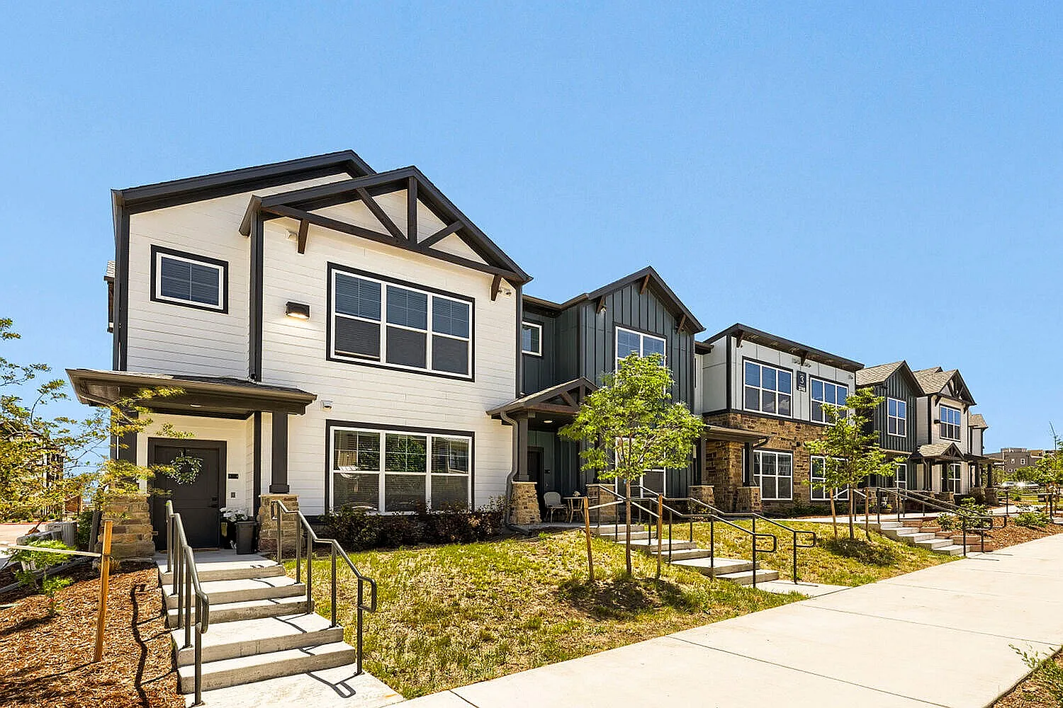 Ara Townhomes and Flats — Photo 1