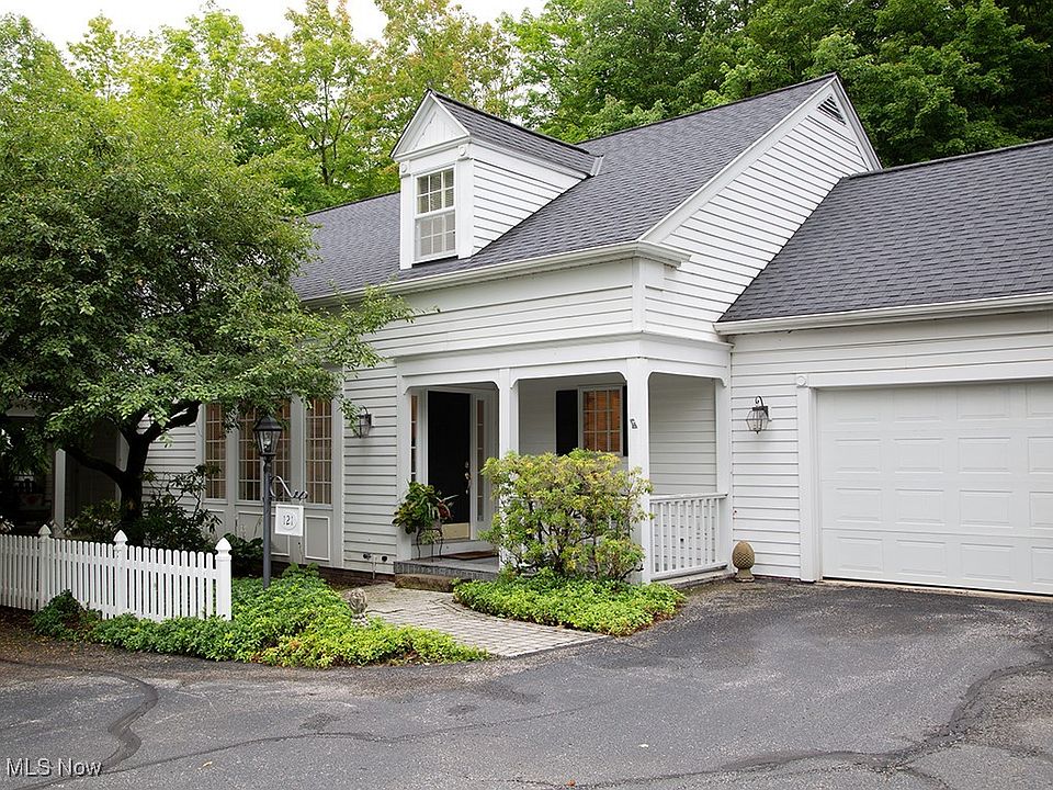 1st image of 121 Manor Brook Dr