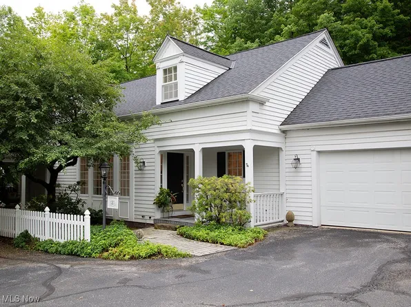 121 Manor Brook Dr, Chagrin Falls, OH 44022