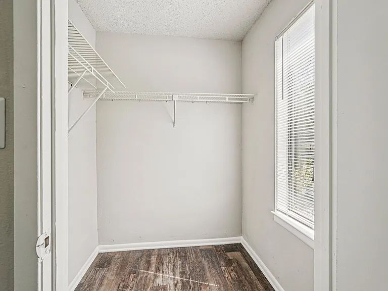 Las Palmas Apartments — Photo 30