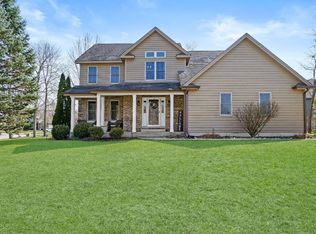 2002 Woodmere Cir, Valparaiso, IN 46383