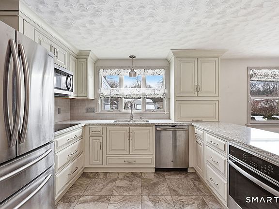 3rd image of 24 Iroquois Road