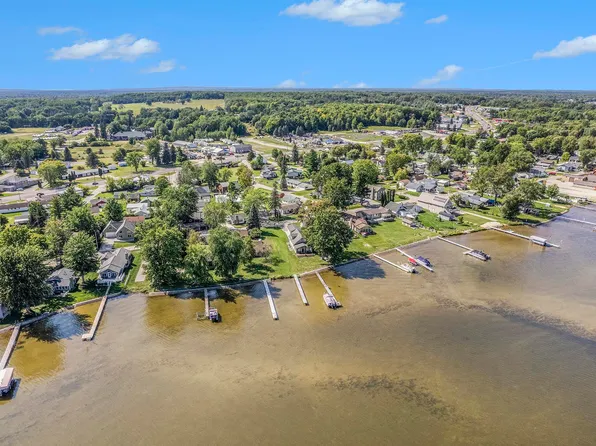 109 Walter St, Houghton Lake, MI 48629