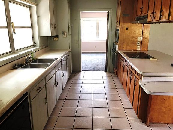 5th image of 703 N 65th Ave
