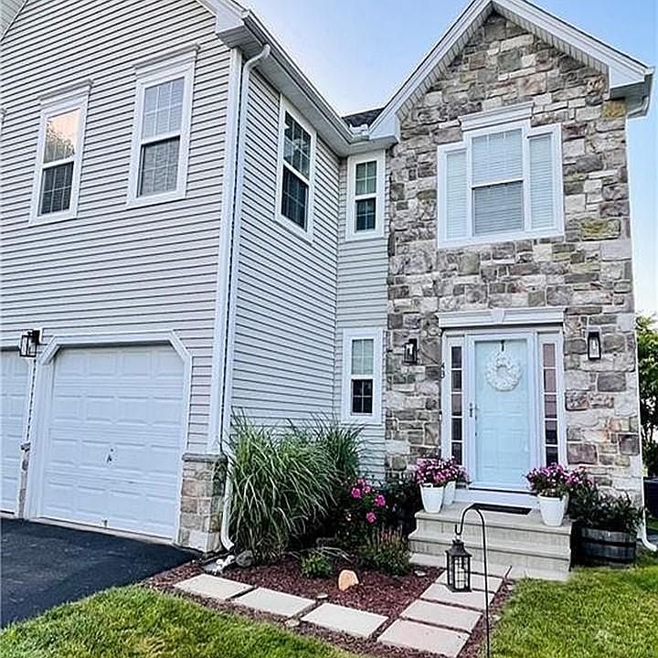 Front view and entrance with ring system