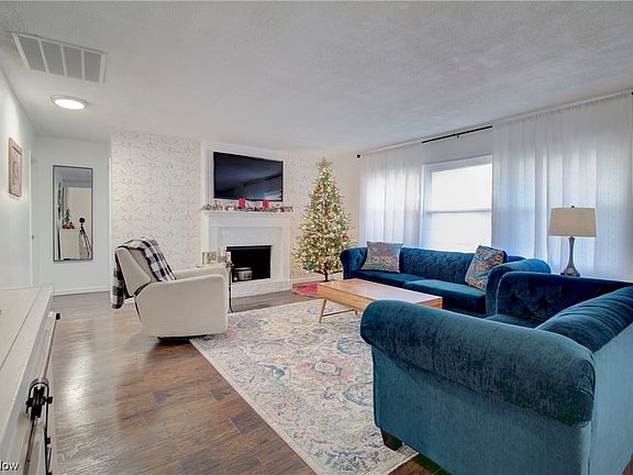 3rd image of 423 Adrian Dr